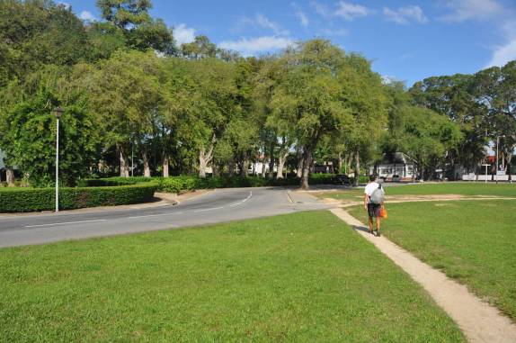 Atravessando a Onafhankelijkheidsplein em Paramaribo, no Suriname